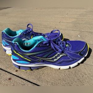 Women’s Saucony Hurricane shoes size 10